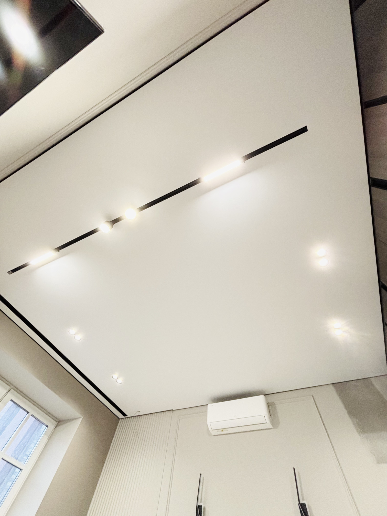 Натяжной потолок в спальне, работа Метр Плюс
